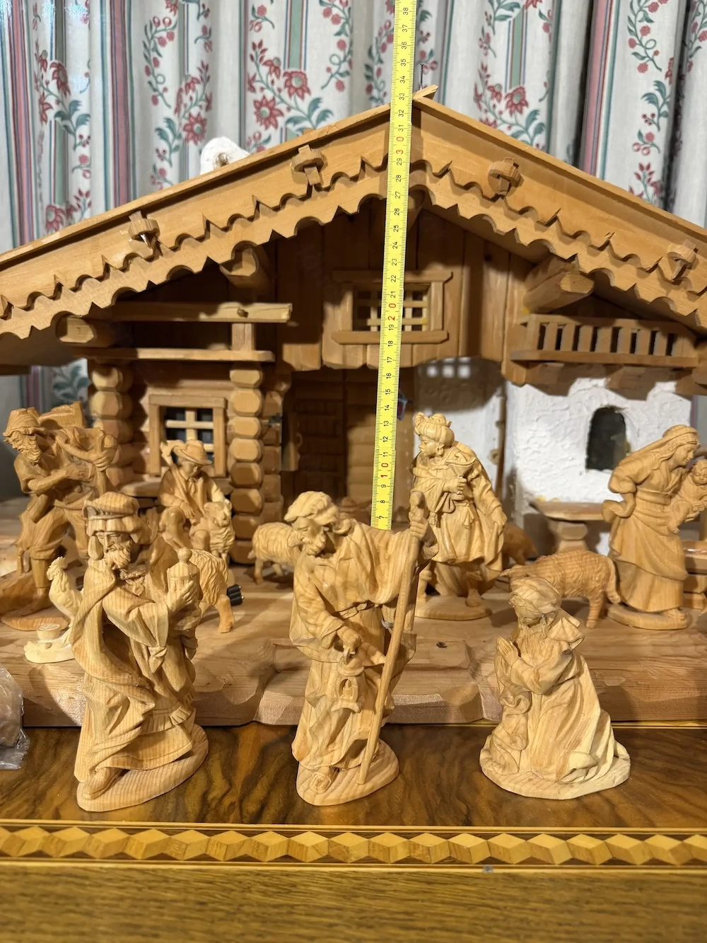 Wunderschöne alpenländische Weihnachtskrippe massiv (100 cm) mit handgeschnitzten Zirben-Figuren