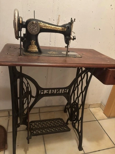 Singer Nähmaschine mit Abdeckhaube