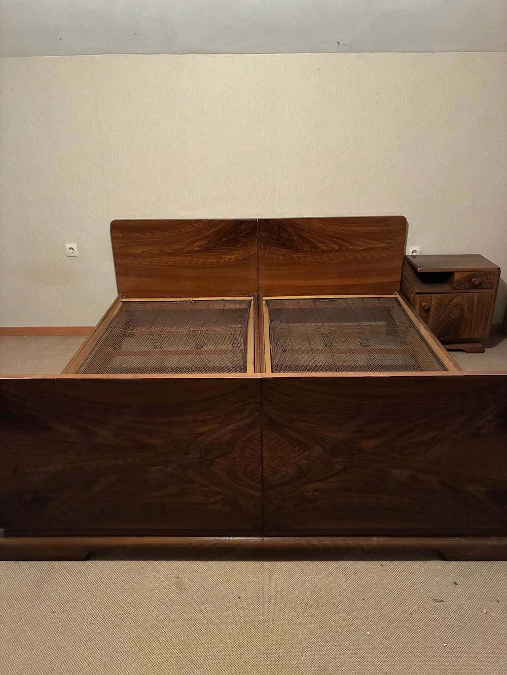Schlafzimmer mit Spiegelkommode und Kleiderschrank 