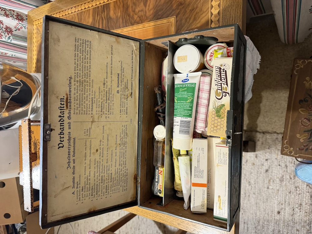 Antiker Verbandkasten von 1934 mit Rotem Kreuz & Inhaltsverzeichnis   Historische Sanitätsbox