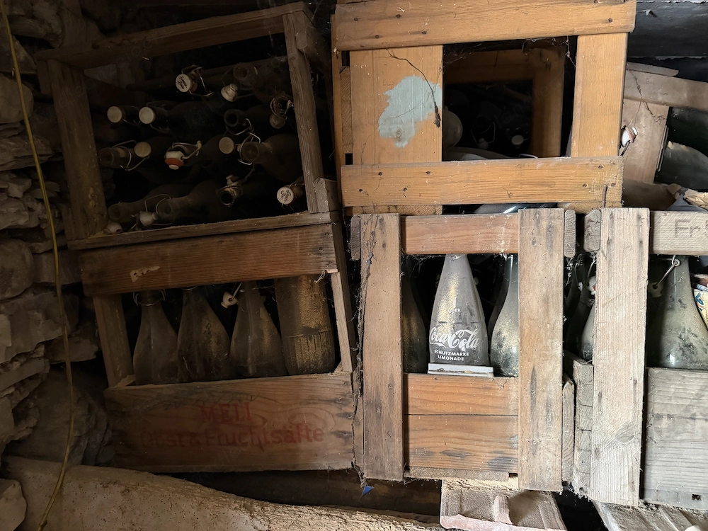 Alte Holz-Getränkekisten mit Bügelverschlussflaschen & Coca-Cola Flasche   Scheunenfund Konvolut