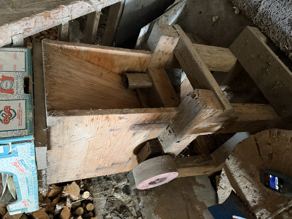 Antike Holz-Schrotmühle   Getreidemühle mit Trichter   Uriges Scheunenfund-Unikat für Garten & Alm