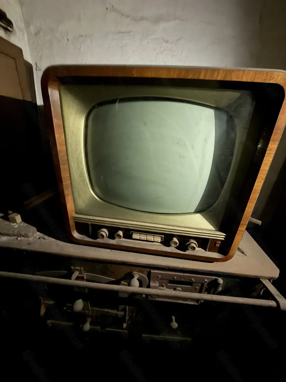 Kultiger 50er 60er Jahre Röhrenfernseher im Holzgehäuse   Vintage Mid-Century Deko & Requisite