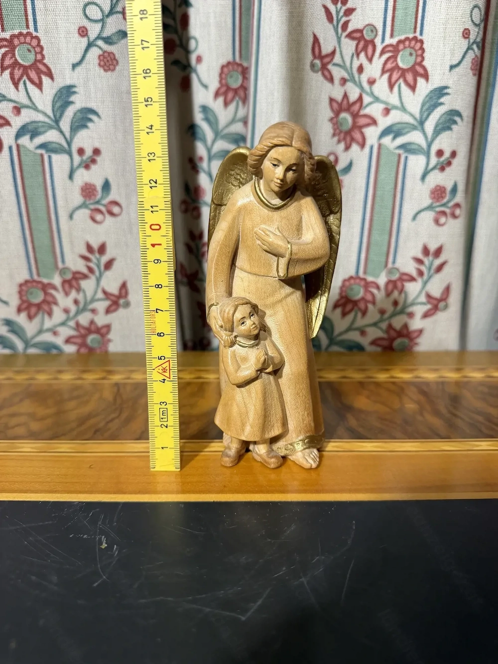 Holzschnitzerei Schutzengel mit Kind (ca. 15,5 cm)   Massivholz geschnitzt mit Goldflügeln