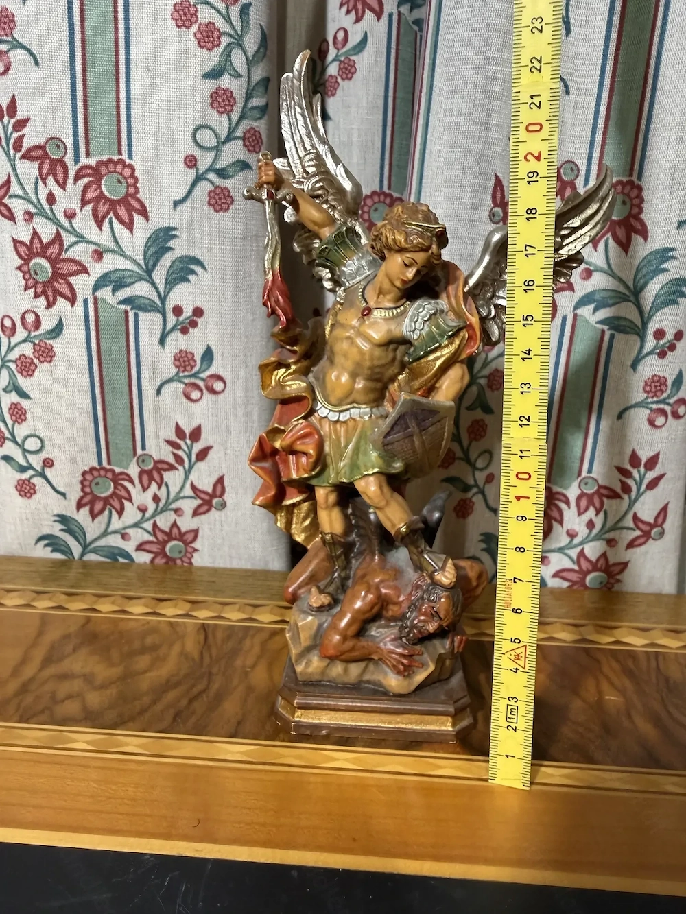 Erzengel Michael stürzt Luzifer (ca. 22 cm)   Detailreiche Skulptur   Sakrale Kunst farbig & silber 