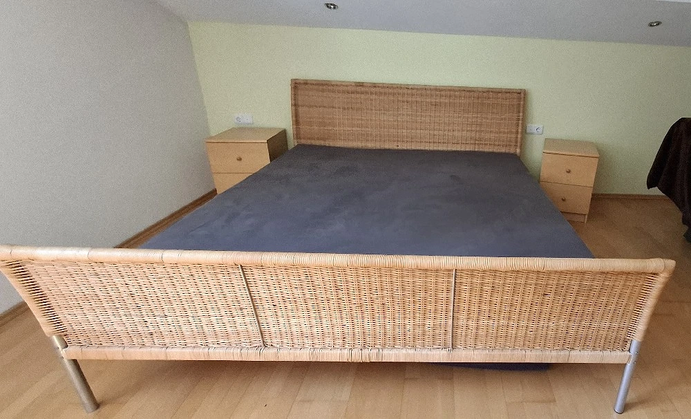 Doppelbett mit Nachtkästchen 