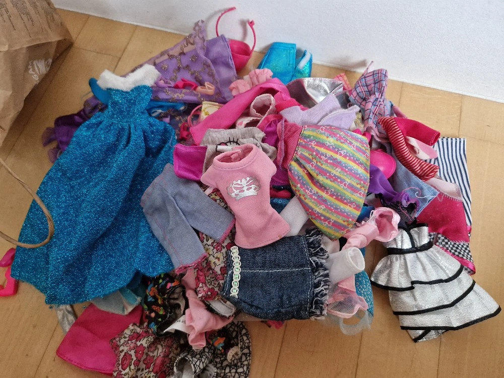 Barbie Kleidung mit Zubehör