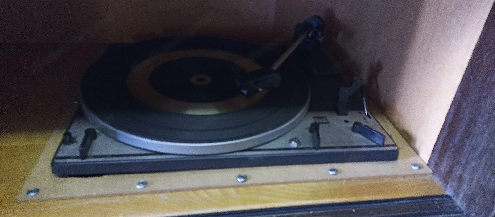 antiker Radio mit Schallplattenspieler