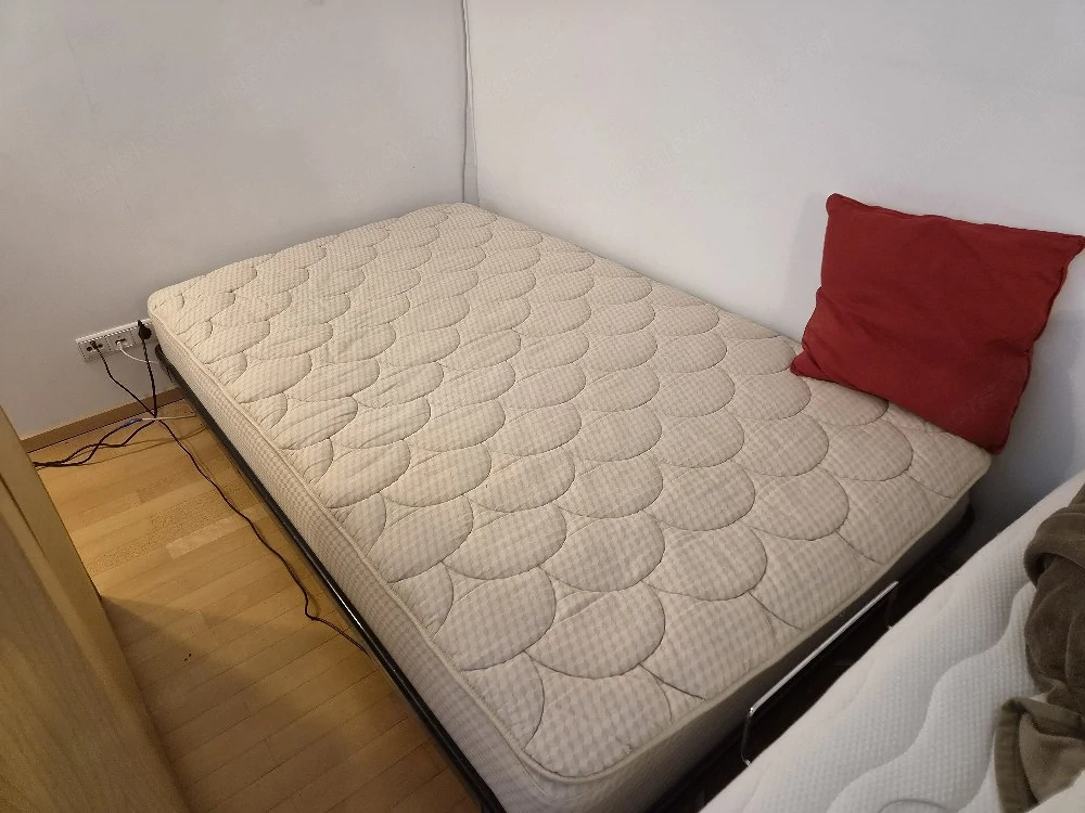 Bett mit Metallgerüst 