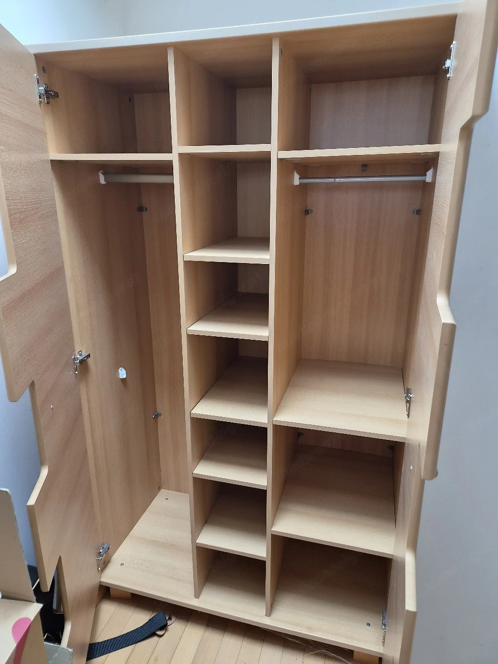 Einfacher Holzschrank