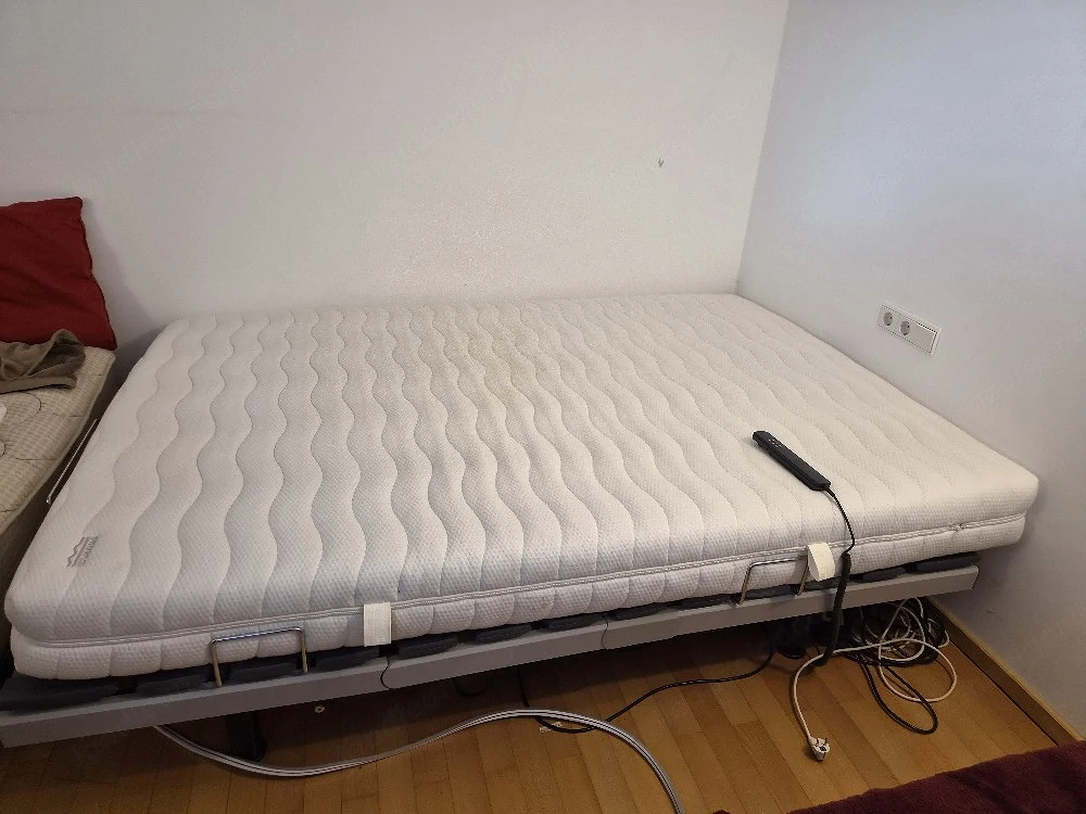 Bett mit Aufstehhilfe 
