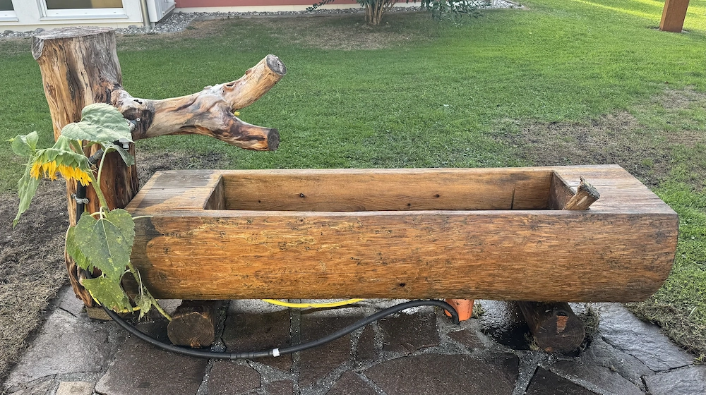 Rustikaler Wassertrog Brunnen