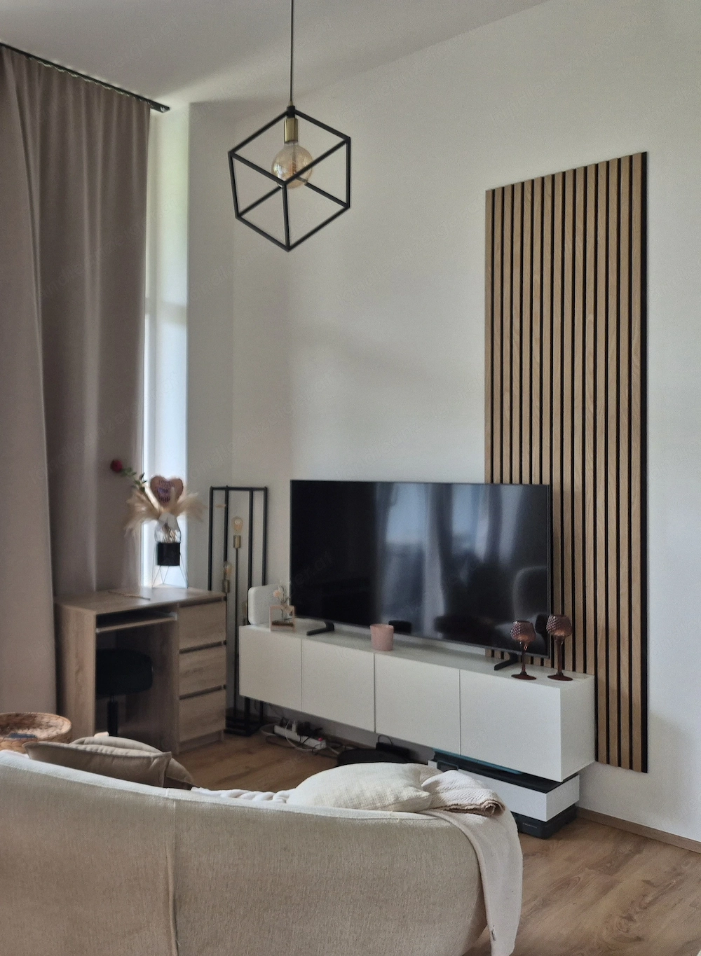 TV Board mit passendem Akustikpaneel 