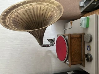 Altes Grammophon mit Schellakplatten zu verkaufen