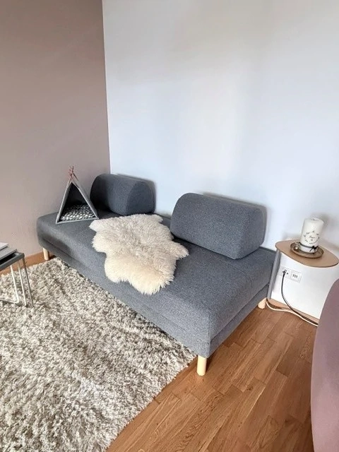 Neuwertiges Federkern Schlafsofa zum aufklappen mit Stauraum und Tisch