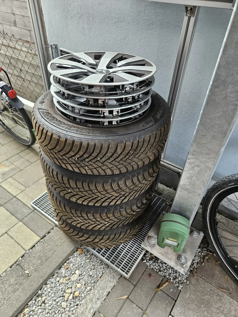Winterräder mit Stahlfegen und Radzierblenden (2 Sets)