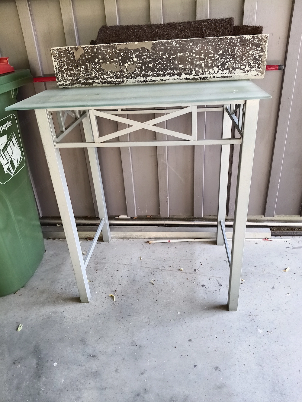 Metallgestell mit Glasplatte