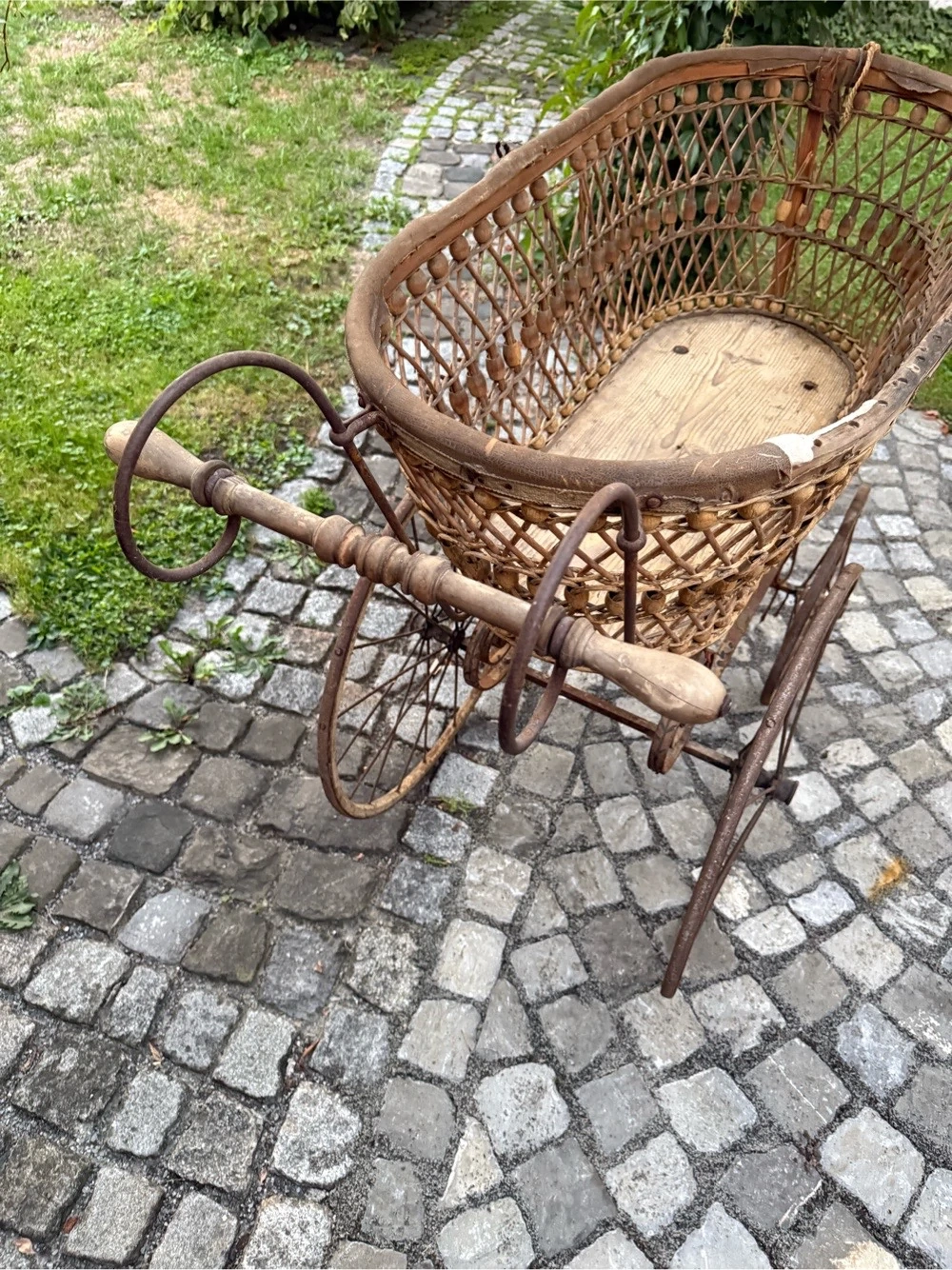 Antiker Kinderwagen tolle Deko