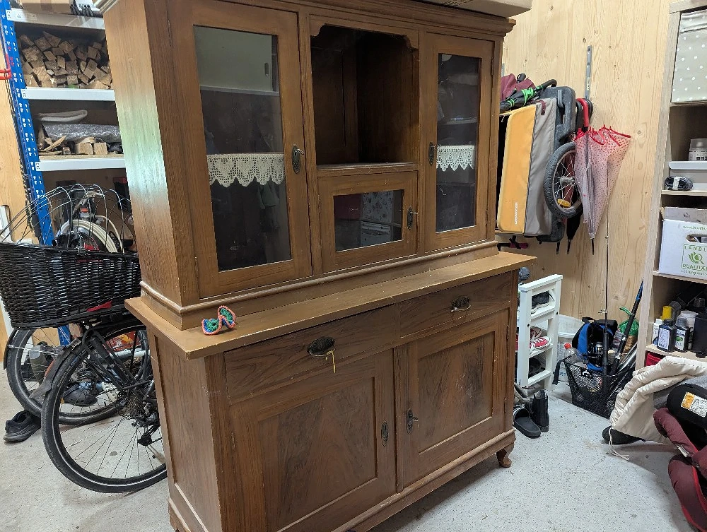 schrank mit vitrine