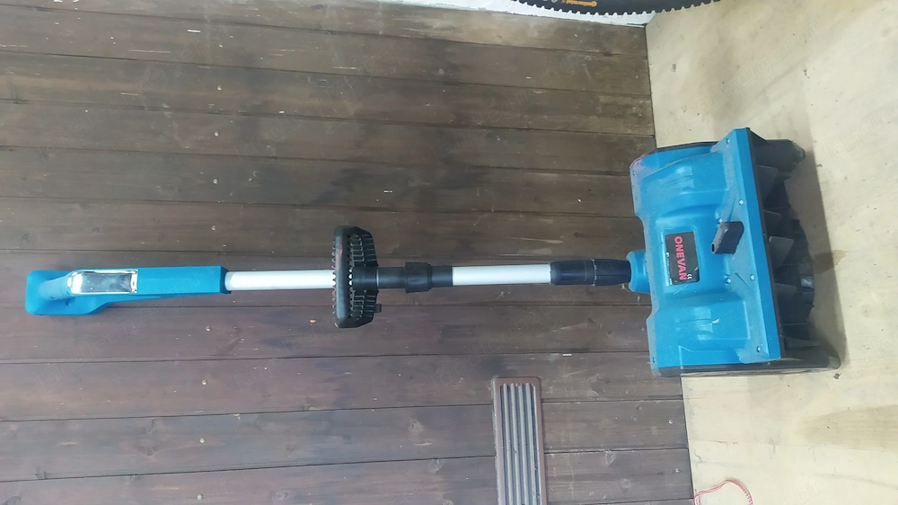 Total bescheuerte Elektro Schneeschaufel im Makita Farbstil (eh klar..)