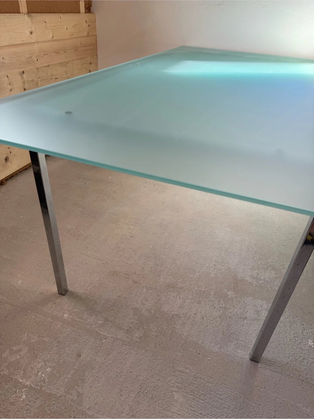 Schreibtisch mit Glasplatte