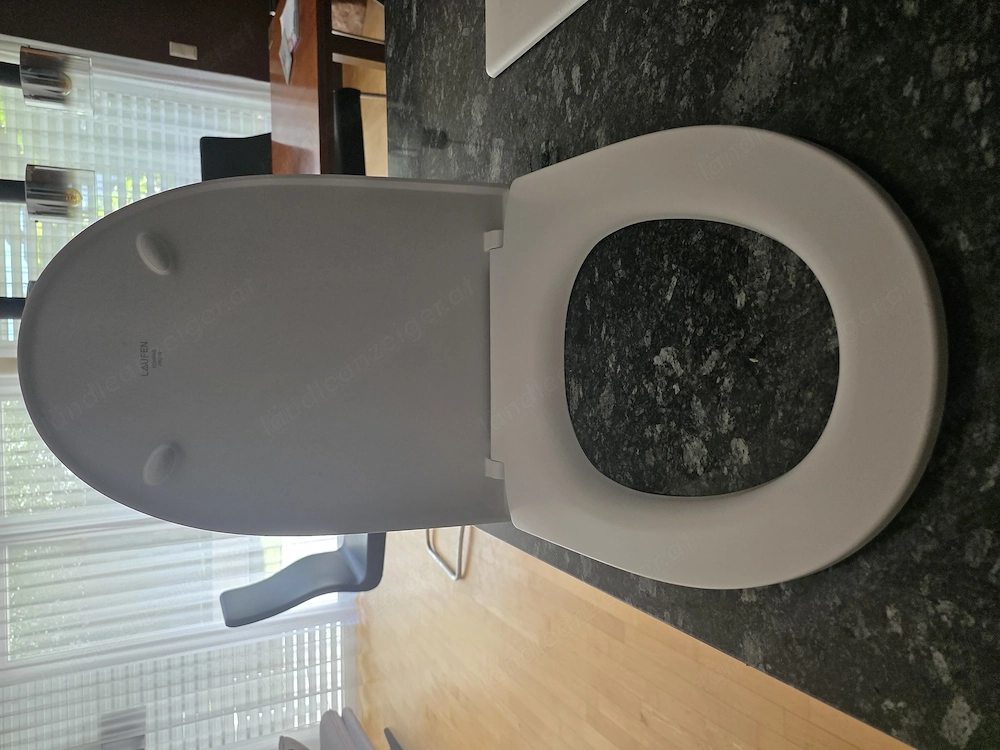 Wc Deckel mit Absenkautomatic von der Marke Laufen .