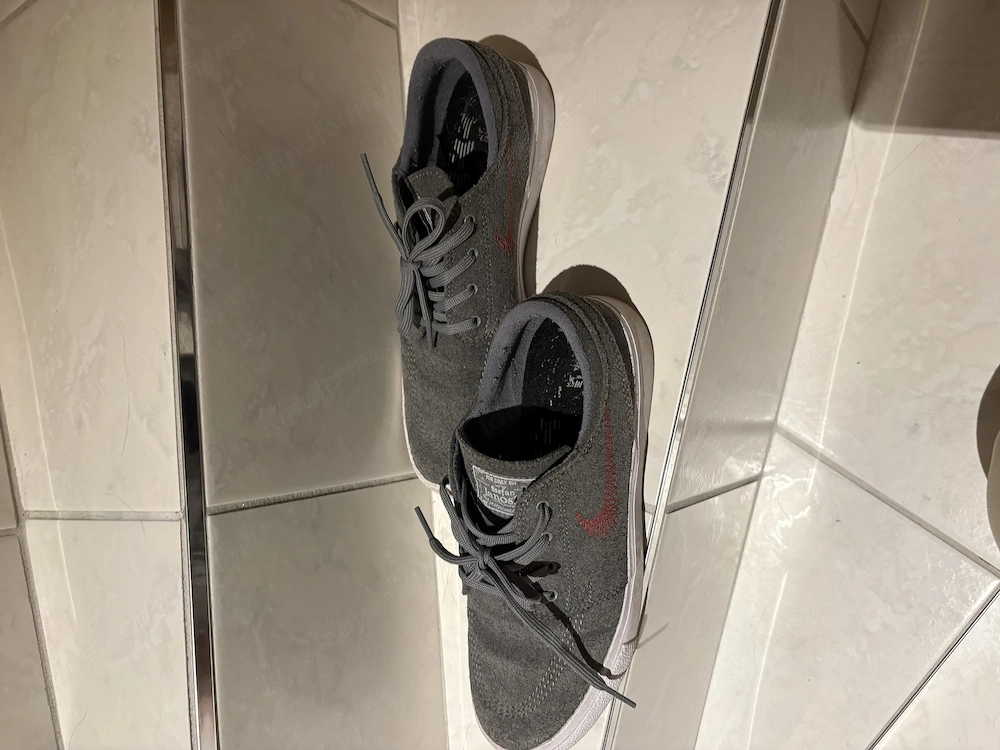 Nike Sneaker Grau