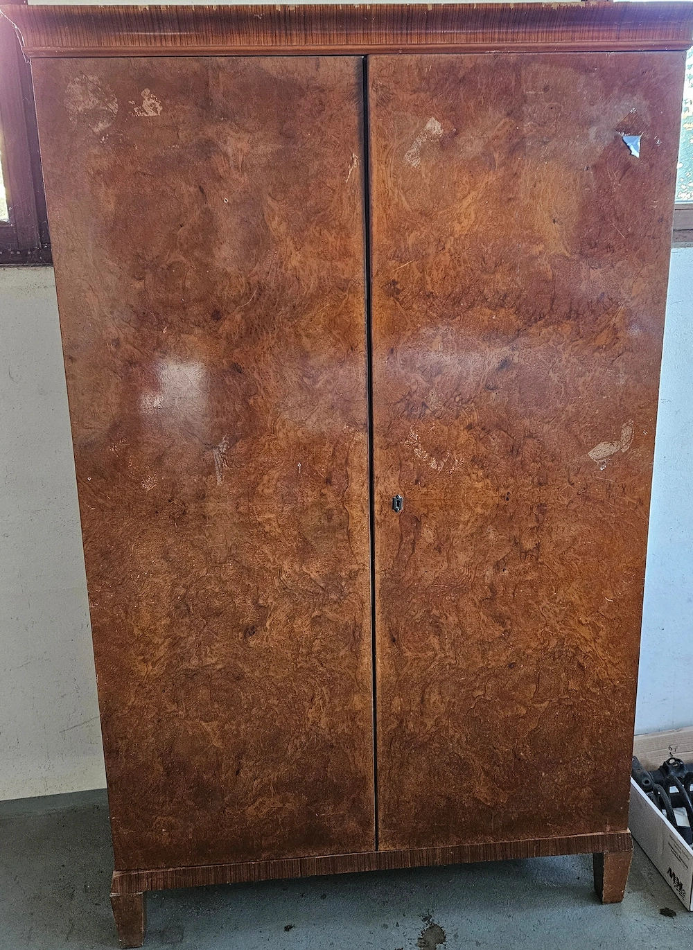 Holzschrank zu verschenken