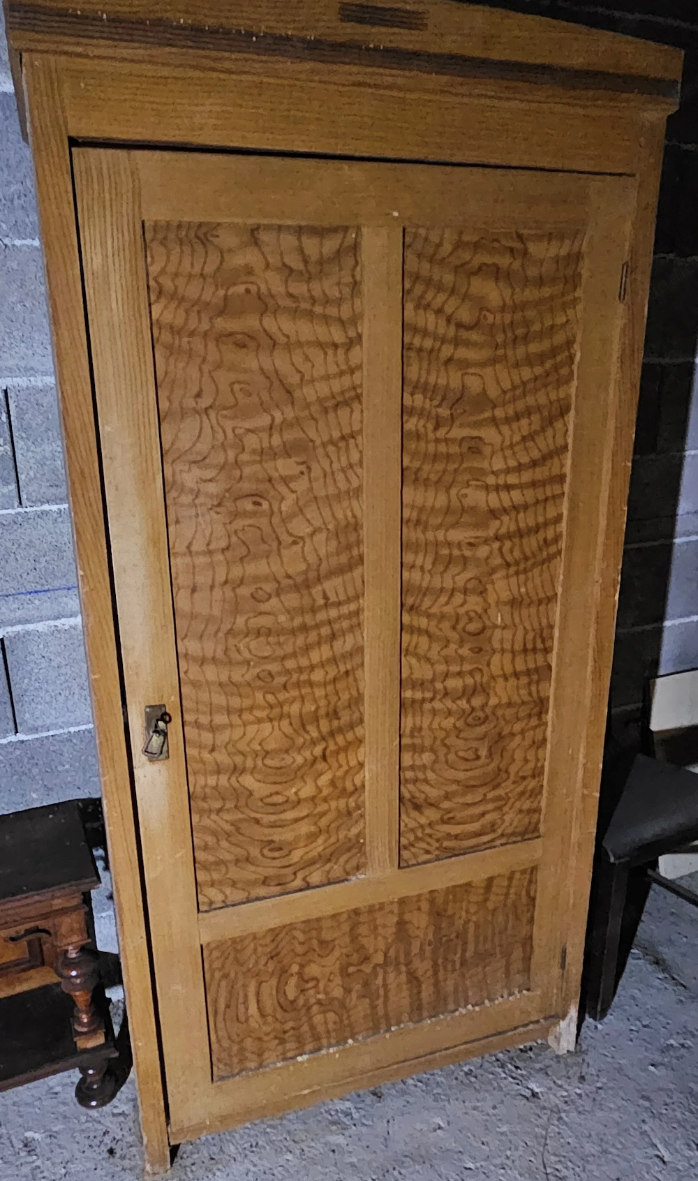 Schrank aus Holz