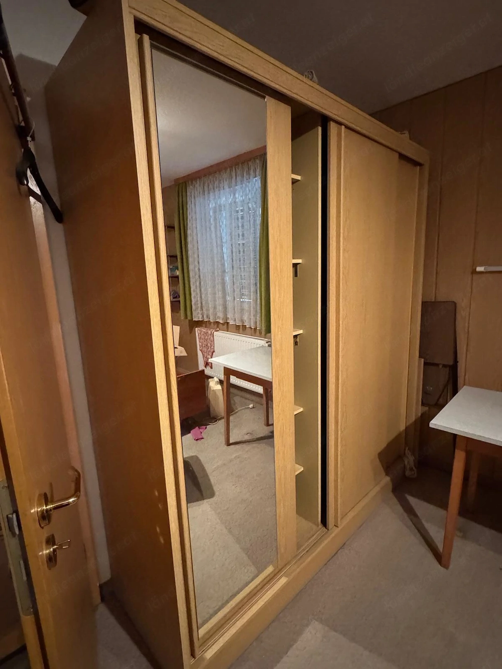 Dreitüriger Schrank