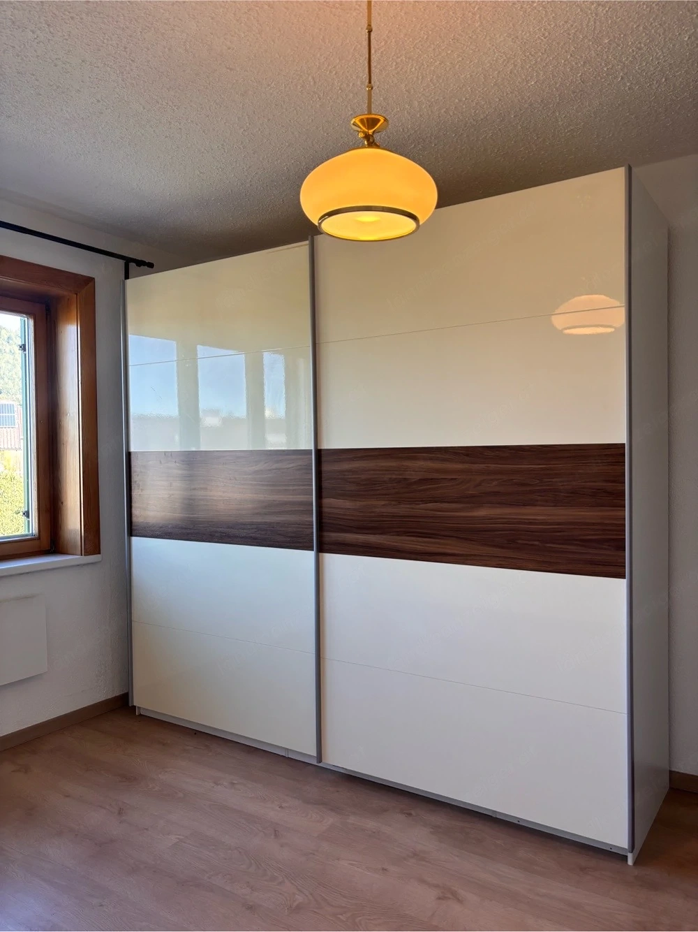 Moderner Schwebetürenschrank 