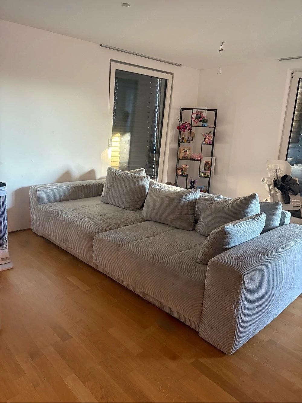 Großes bequemes Sofa