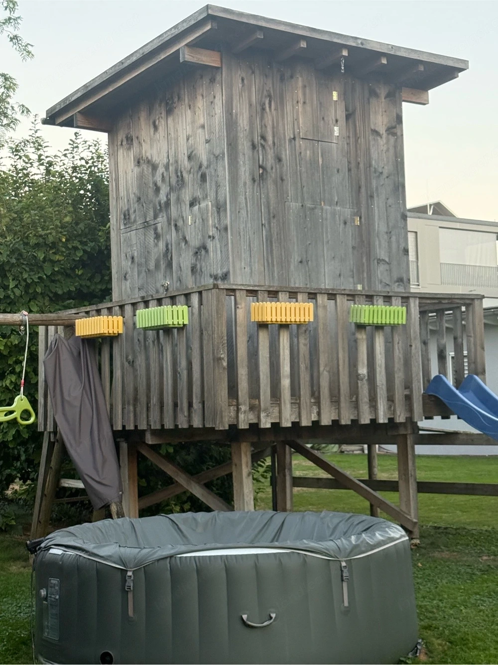Zweistöckiges robustes Stelzenhaus