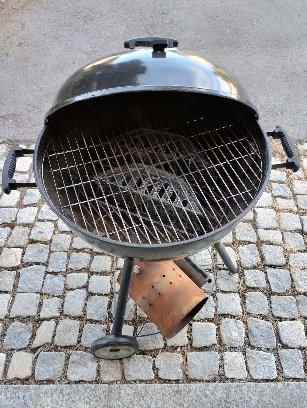 Kugelgrill gebraucht, inklusive Kamin und Kohle