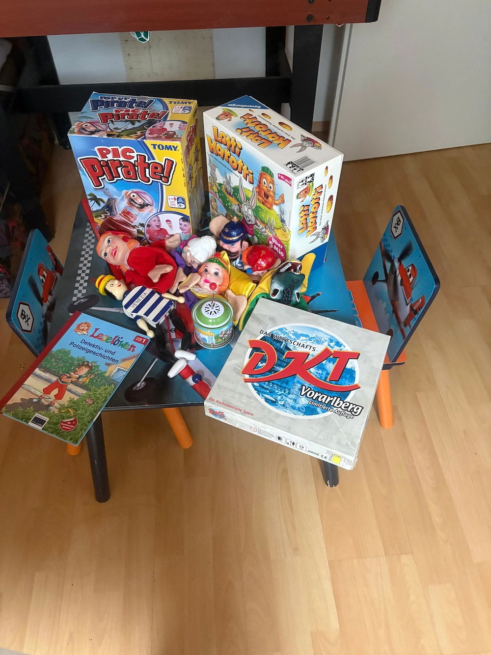 Kindersitzgruppe - Tisch mit 2 Stühlen, sehr stabil mit allen Spielen dazu !!   Top Zustand !!