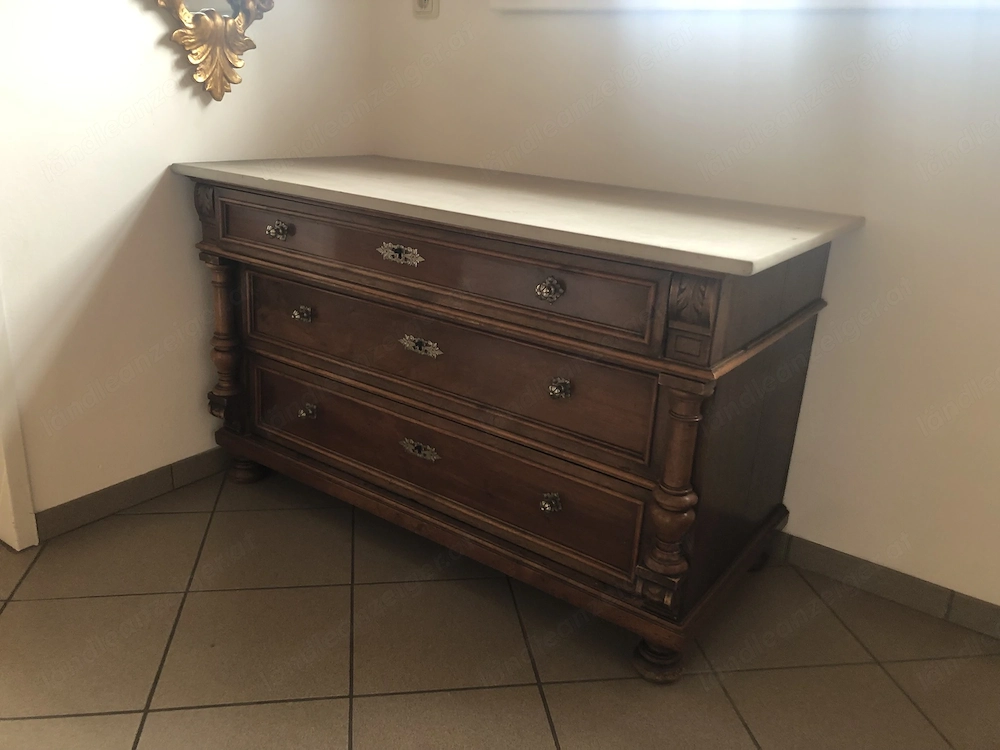 Antike Kommode mit Steinplatte