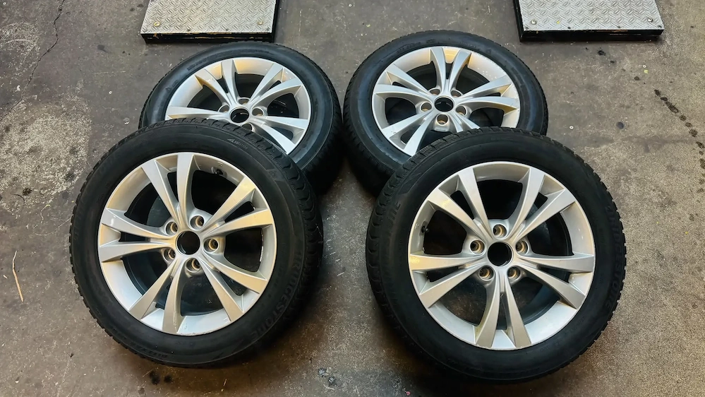 Alfa Romeo Giulietta 940 Original 16 Zoll Alufelgen mit Bridgestone Winterreifen
