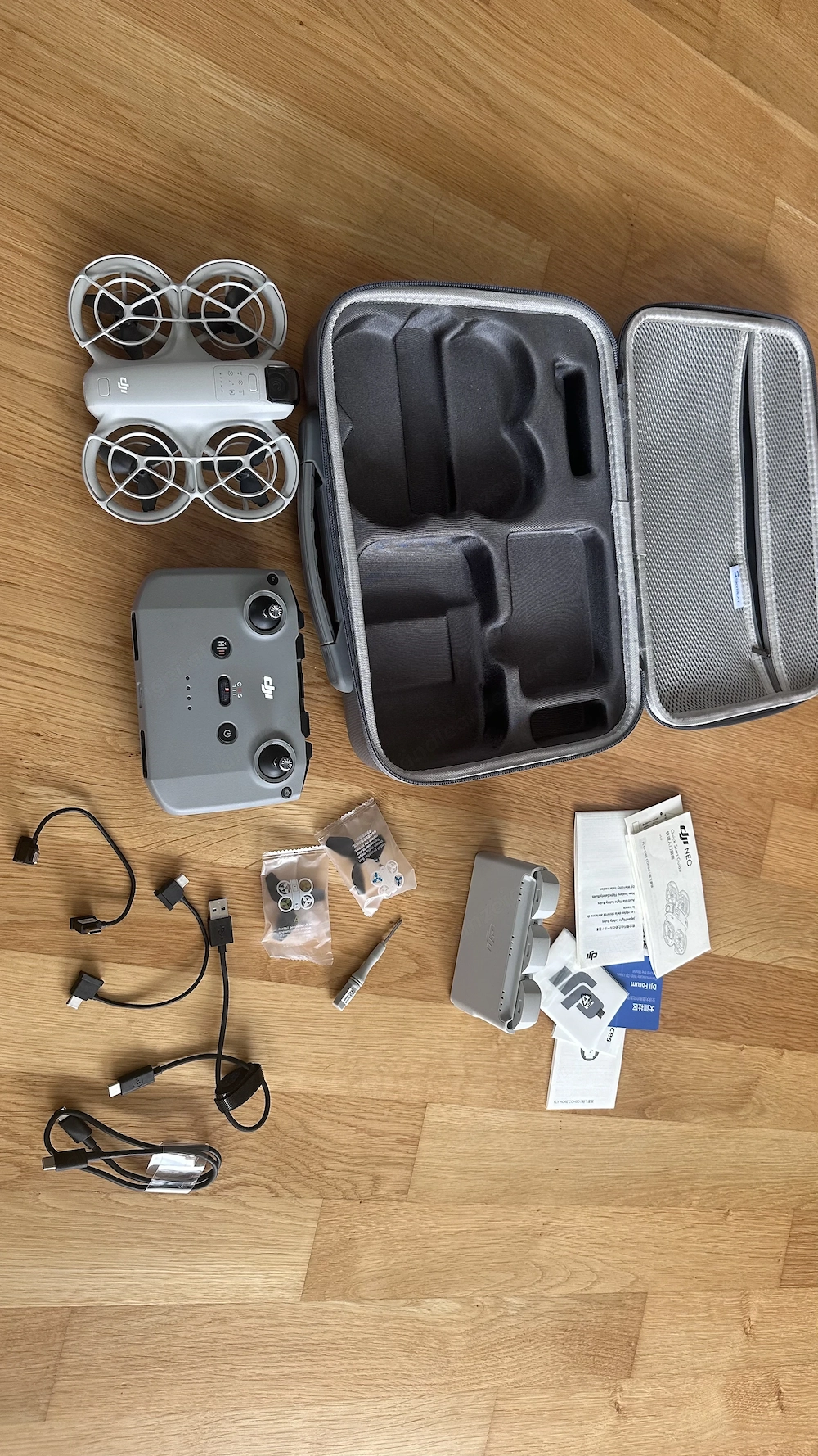 DJI Neo Fly More combo inkl. Drohne, 3 Akkus, Controller,Tasche