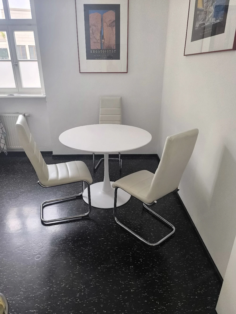 Rundtisch mit kunstleder Stühlen