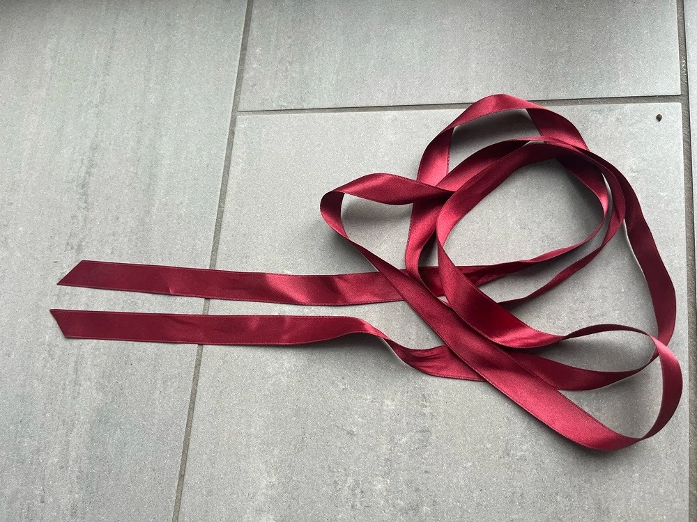 Stoffband Satinband rot 2 cm breit, 2,1 m lang zum Basteln, Schenken oder DIY-Projekte