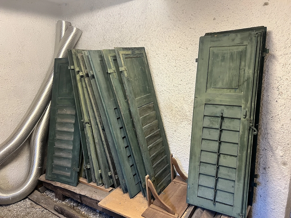 Alte Fenster und Fensterläden Holz
