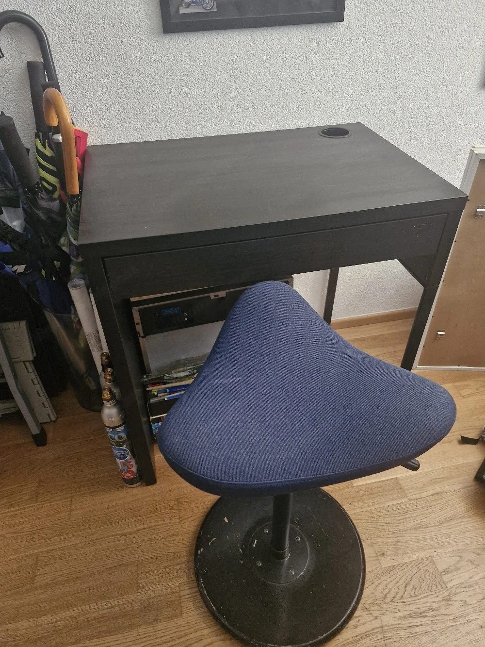 kleiner Schreibtisch mit Hocker