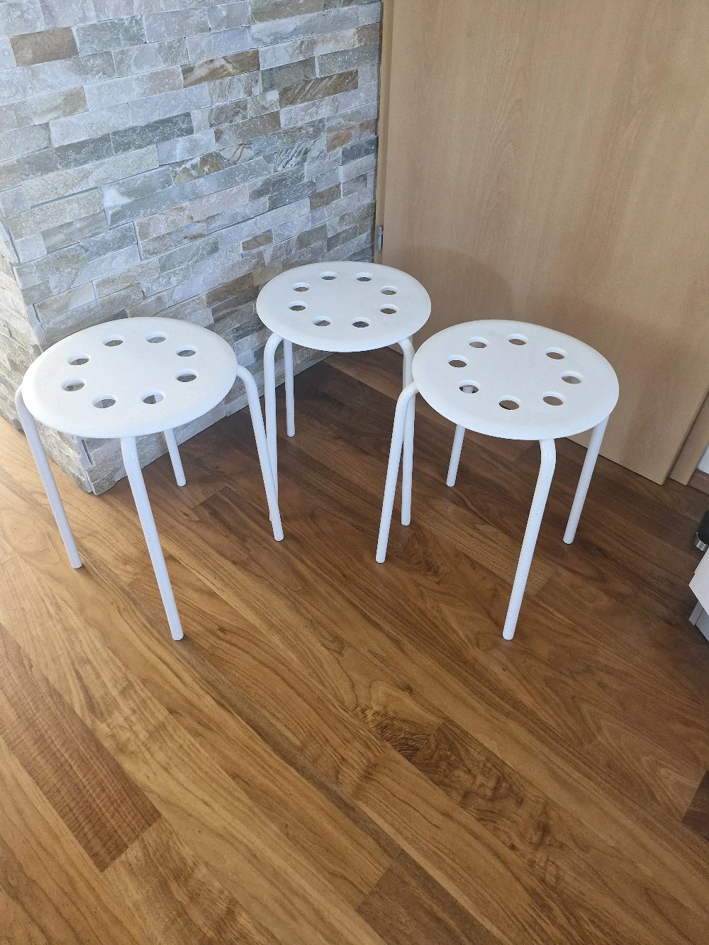3 weisse Hocker