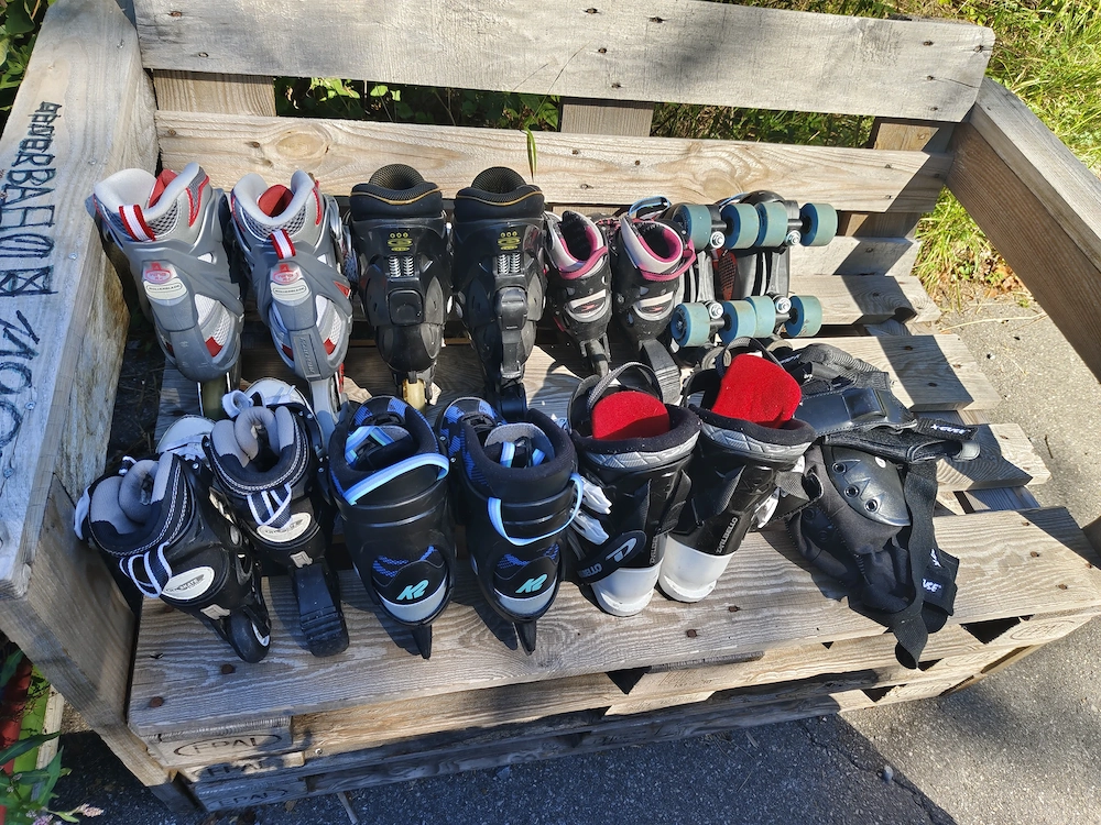 Rollerblads und Eislaufschuhe und Rollschuh
