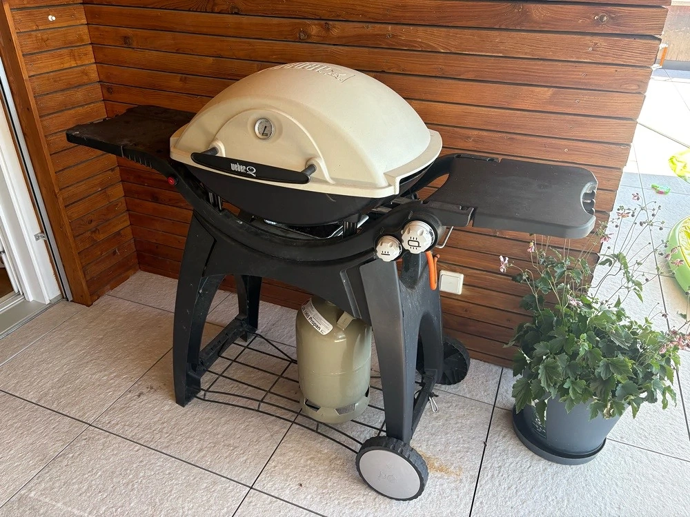 Weber Q300 Gasgrill inkl. Plancha, Warmhalterost & Rollwagen