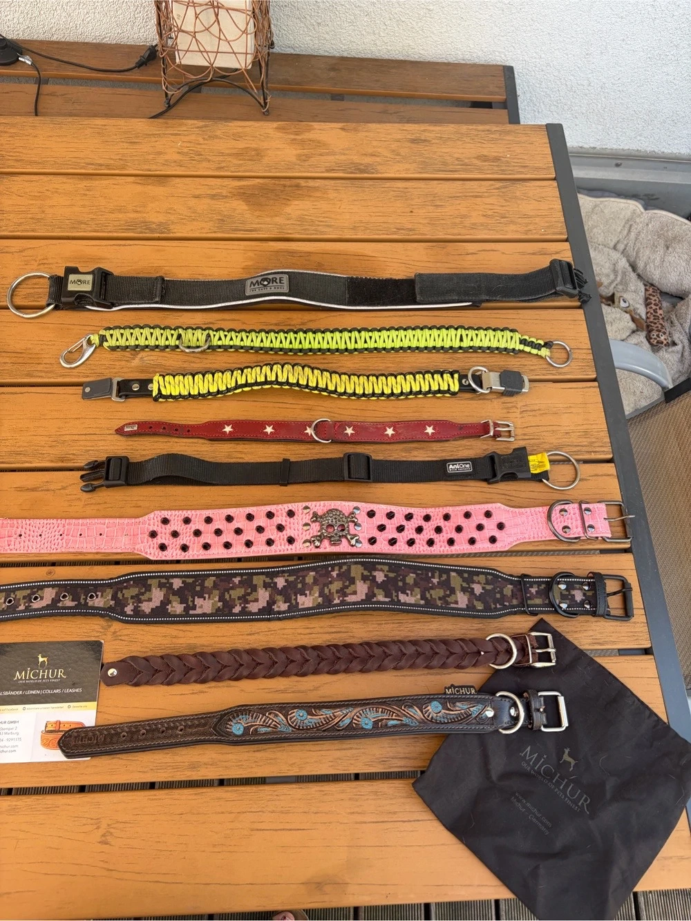 verschiedene Hundehalsbänder