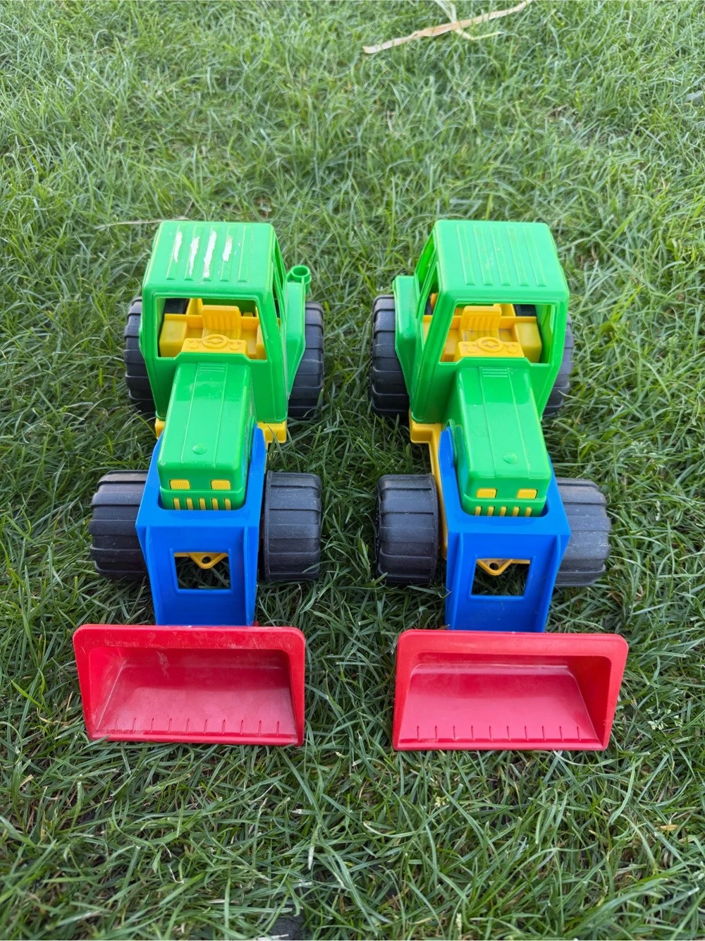 Traktor mit Schaufel 2x