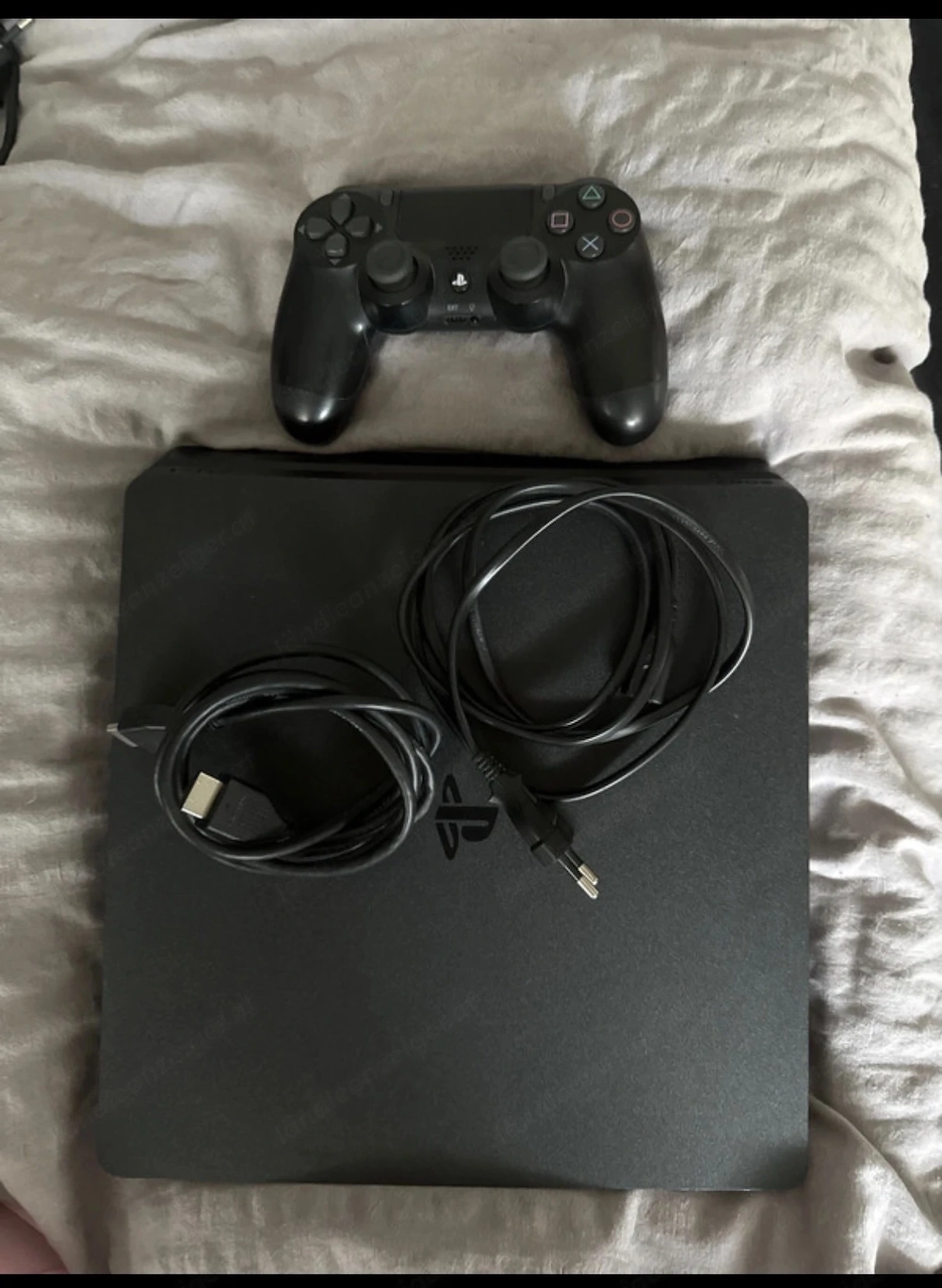 Ps4 mit Kabel und Controller