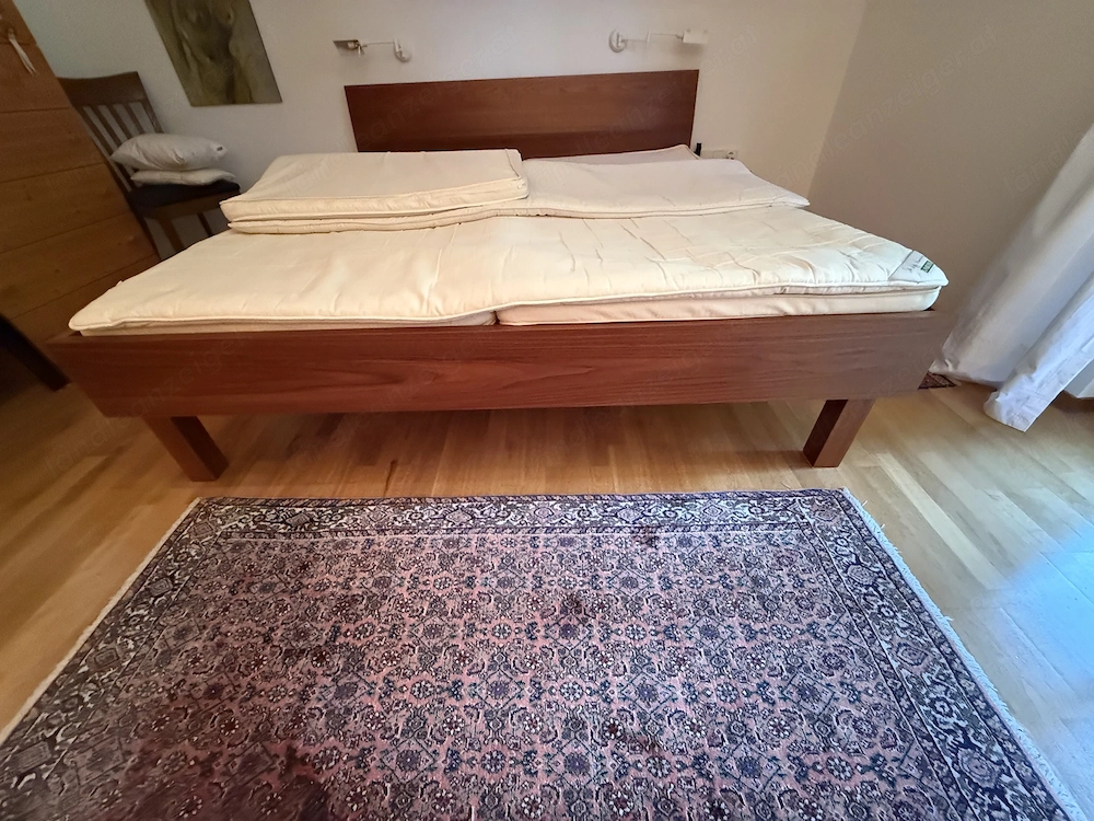 Schreinerbett 200x180cm mit Überkopflampen günstig abzugeben 