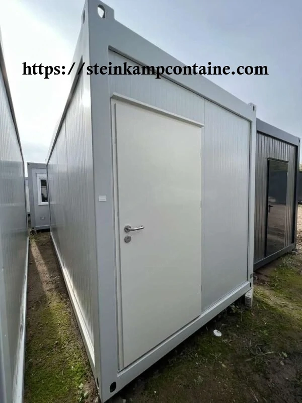 Umgebauter,Container,Seecontainer,Schwimmbad,Kühlcontainer,Container,Sanitärcontainer,